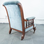 Низкое кресло со спинкой капитоне 1860-х гг.