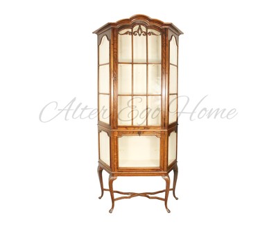 Антикварная витрина на изящных ножках-кабриоль 1890-х гг. 