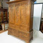 Антикварный трёхстворчатый шкаф с резьбой 1680-х гг.