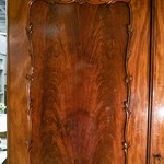 Антикварный платяной шкаф красного дерева с контрастными филенками