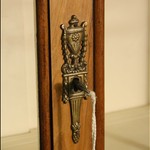 Антикварная горка фактурного ореха 1870-х гг. 