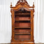 Антикварная витрина с фигурным навершием 1850-х гг.