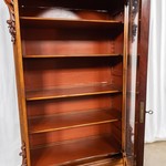Антикварная витрина с фигурным навершием 1850-х гг.
