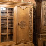 Антикварный книжный шкаф с резными гирляндами и розетками 1910-х гг. 