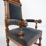 Антикварное кресло с львиными маскаронами