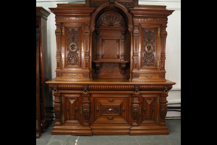 Антикварный немецкий буфет с раскрепованным фасадом и арочной нишей 1870-х гг. 