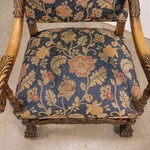 Антикварное кресло со спинкой королевы и массивной резьбой