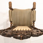 Антикварное кресло с резными грифонами