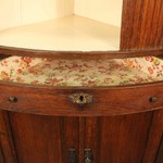 Антикварный угловой шкаф с разомкнутым фронтоном 1760-х гг.