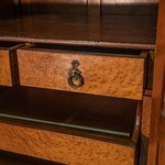 Антикварный платяной шкаф с изогнутыми филенками 1920-х гг.