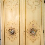 Винтажный платяной шкаф с виньетками