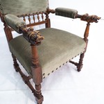 Антикварное кресло с гротесками и подставкой для ног