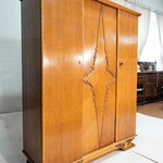 Старинный платяной шкаф с резными деталями