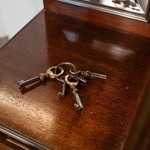 Антикварный секретер с крышкой-цилиндр 1860-х гг. 