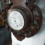Антикварные настенные часы с барометром