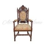Антикварное кресло с резными деталями 1870-х гг.