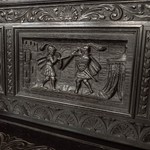 Антикварная скамья в стиле неоренессанс с резными композициями 1870-х гг. 