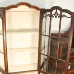 Антикварная витрина на изящных ножках-кабриоль 1890-х гг. 