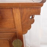 Винтажный шкаф тикового дерева с орнаментальными композициями 1930-х гг.