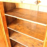 Антикварный ореховый шкаф с открытым ярусом 1870-х гг. 