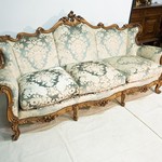 Старинный диван из ореха с резьбой 1950-х гг.