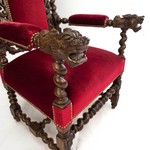 Антикварное резное кресло с львиными фигурами 