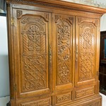Антикварный трёхстворчатый шкаф с резьбой 1680-х гг.