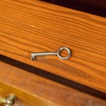 Антикварный буфет с фигурной расстекловкой и декоративными венками 1870-х гг. 