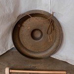 Антикварный гонг из латуни с азиатскими декоративными мотивами 1910-х гг. 