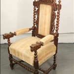 Антикварное кресло с резным щитковым навершием 1850-х гг. 