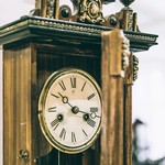 Старинные немецкие часы в корпусе из сосны