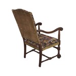 Стариное кресло в обивке, украшенной персидскими мотивами