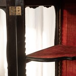 Антикварная витрина с фигурным остеклением 1840-х гг. 