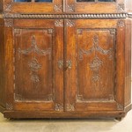 Антикварный угловой шкаф с застекленными дверцами 1880-х гг.