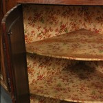 Антикварный угловой шкаф с разомкнутым фронтоном 1760-х гг.