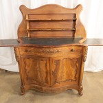 Антикварный сервант с фигурным верхним поликом 1860-х гг. 