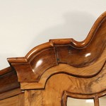 Антикварная горка фактурного ореха 1870-х гг. 