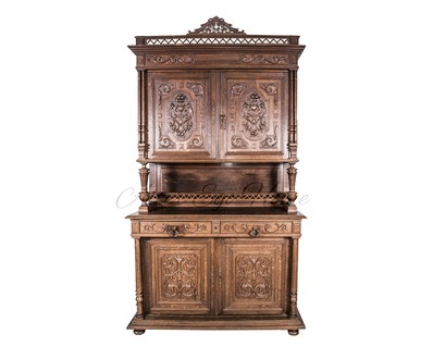 Старинный французский буфет из дуба  с резными фасадами