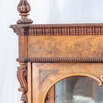 Антикварная витрина с резным убранством 1830-х гг. 