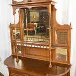 Антикварная витрина с открытыми боковыми полками 1890-х гг. 