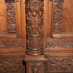 Антикварный шкаф с резными колоннами