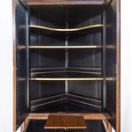 Антикварный угловой шкаф с отделкой из пламенеющей  махагони 1760-х гг.