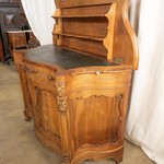 Антикварный сервант с фигурным верхним поликом 1860-х гг. 