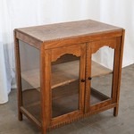 Антикварный чайный столик со стеклянными дверцами 1910-х гг. 