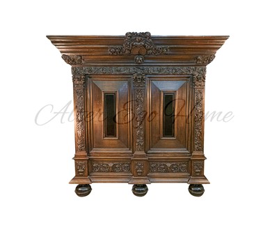 Антикварный платяной шкаф с резными рельефными вставками