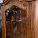 Антикварный шкаф-витрина с фигурным карнизом 1860-х гг.
