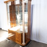 Винтажная витрина из ореха с контрастными колоннами 1950-х гг. 