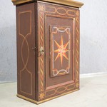 Настенный шкафчик с полихромной росписью 1890-х гг.