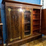 Старинный книжный шкаф с меандром