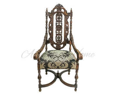 Старинное французское кресло из ореха